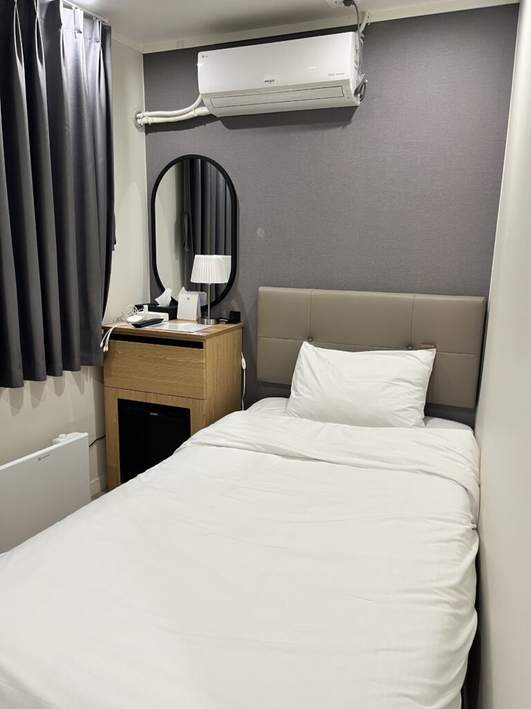 「ABOUTSTAY Dongdaemun（アバウトステイ トンデムン）」ルーム入り口から撮った内装（ベッド）