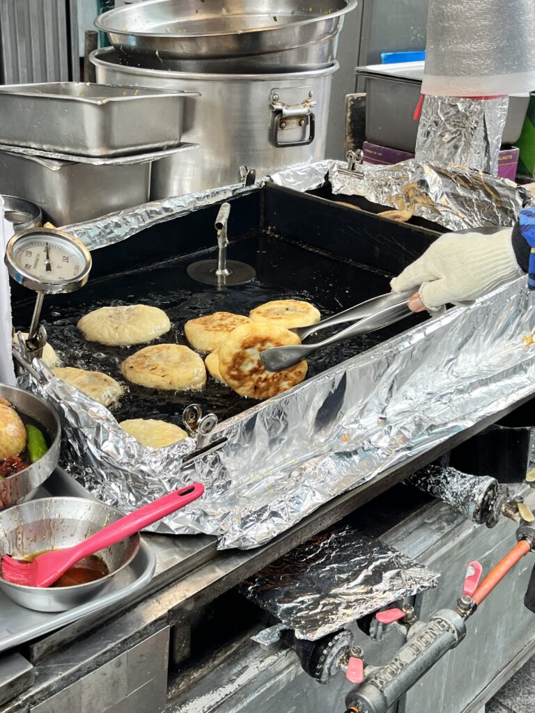 南大門市場 やさいホットク　調理しているところ