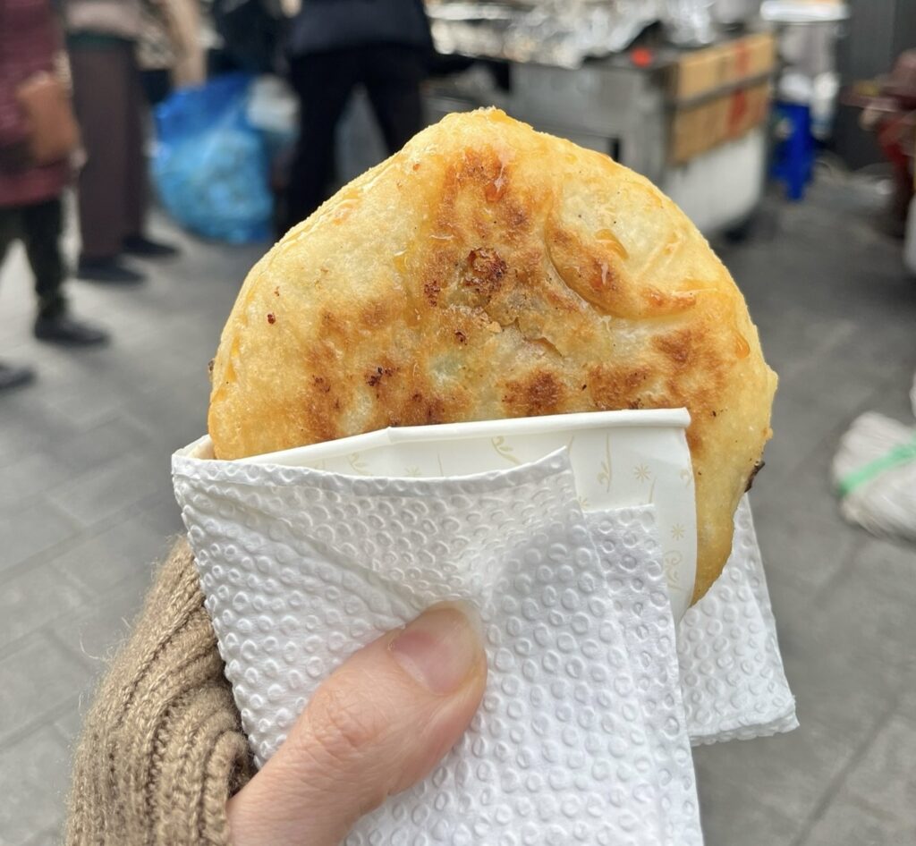 南大門市場 やさいホットク 食べようとしているところ