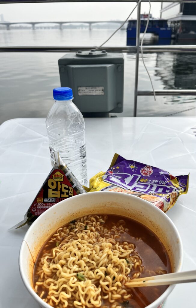 汝矣島漢江公園で漢江ラーメンを食べている様子