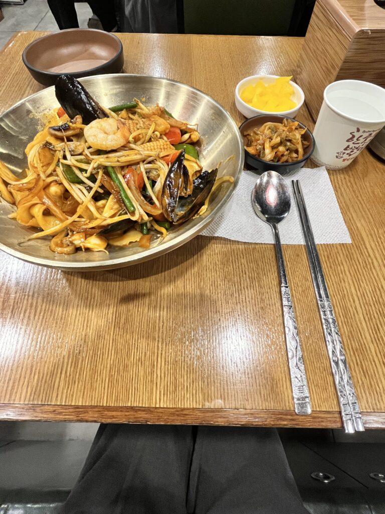 蘭州刀削面 明洞店 海鮮炒め刀削麺