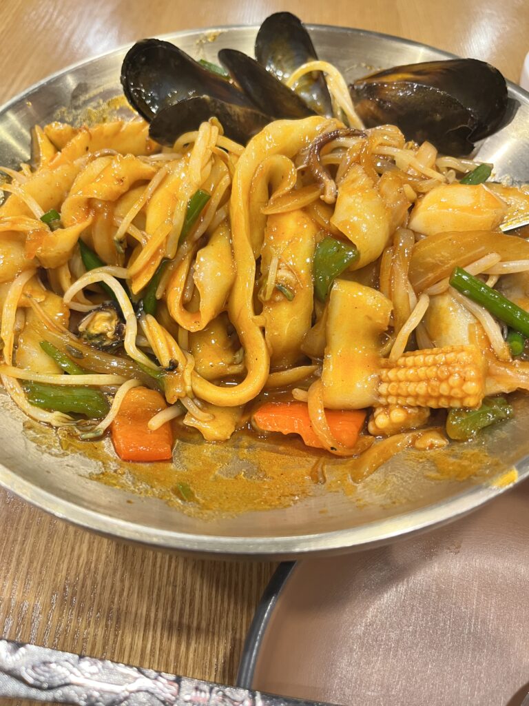 蘭州刀削面 明洞店 海鮮炒め刀削麺 混ぜたところ