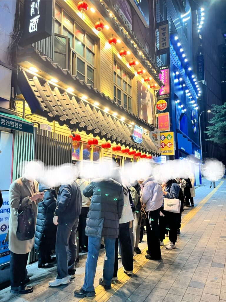 蘭州刀削面 明洞店 行列の様子