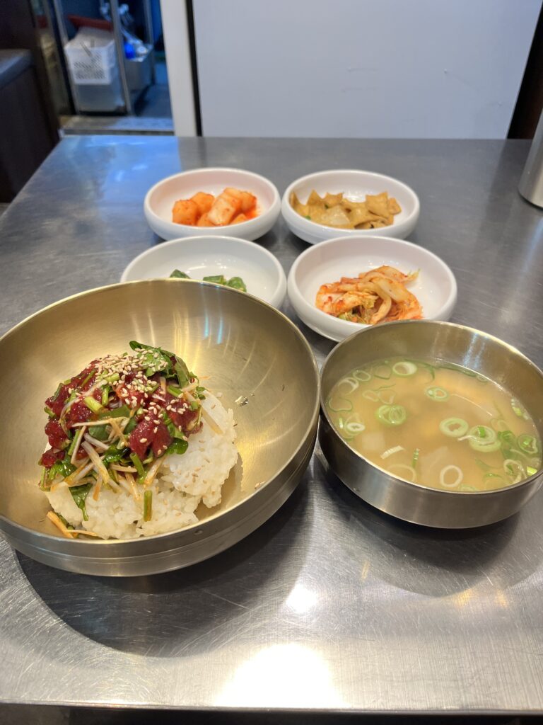 MUNGTIGI（ザ 牛肉タルタル ）江南店 料理が運んできたところ