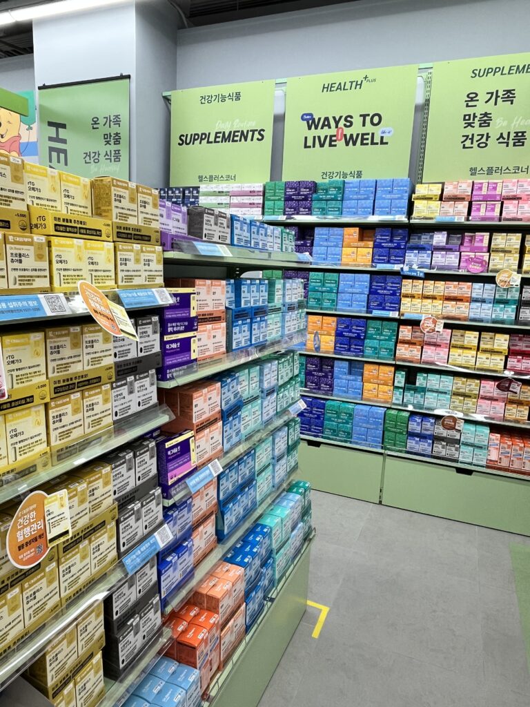 ダイソー江南駅店 サプリメントが一覧で並んでいる棚