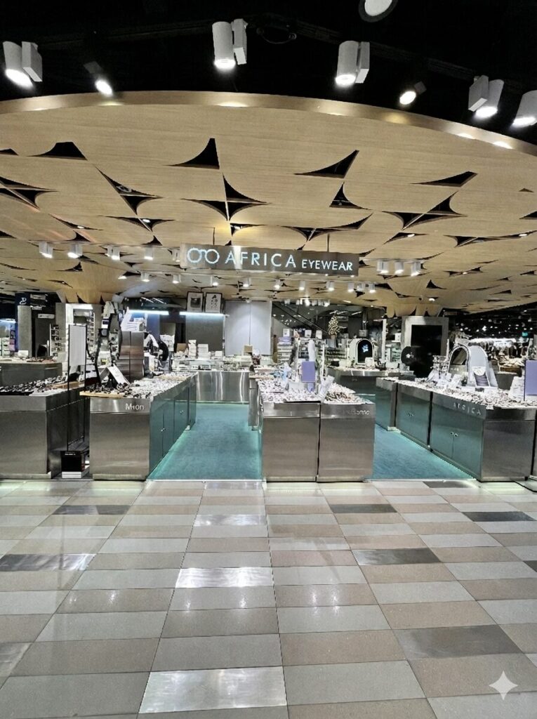 「AFRICA EYEWEAR（アフリカ アイウェア）」開放感のある店舗の外観