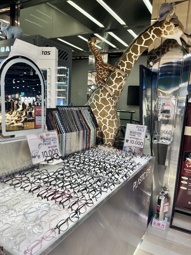 「AFRICA EYEWEAR（アフリカ アイウェア）」
めがねフレーム10000won〜