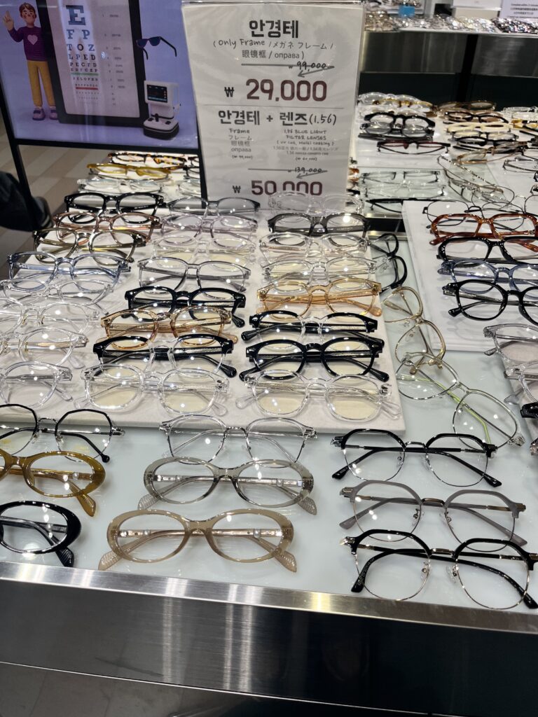 「AFRICA EYEWEAR（アフリカ アイウェア）」
フレーム29000won、フレーム+レンズ50000won
店内に掲示されていた価格の案内（訪問時点）