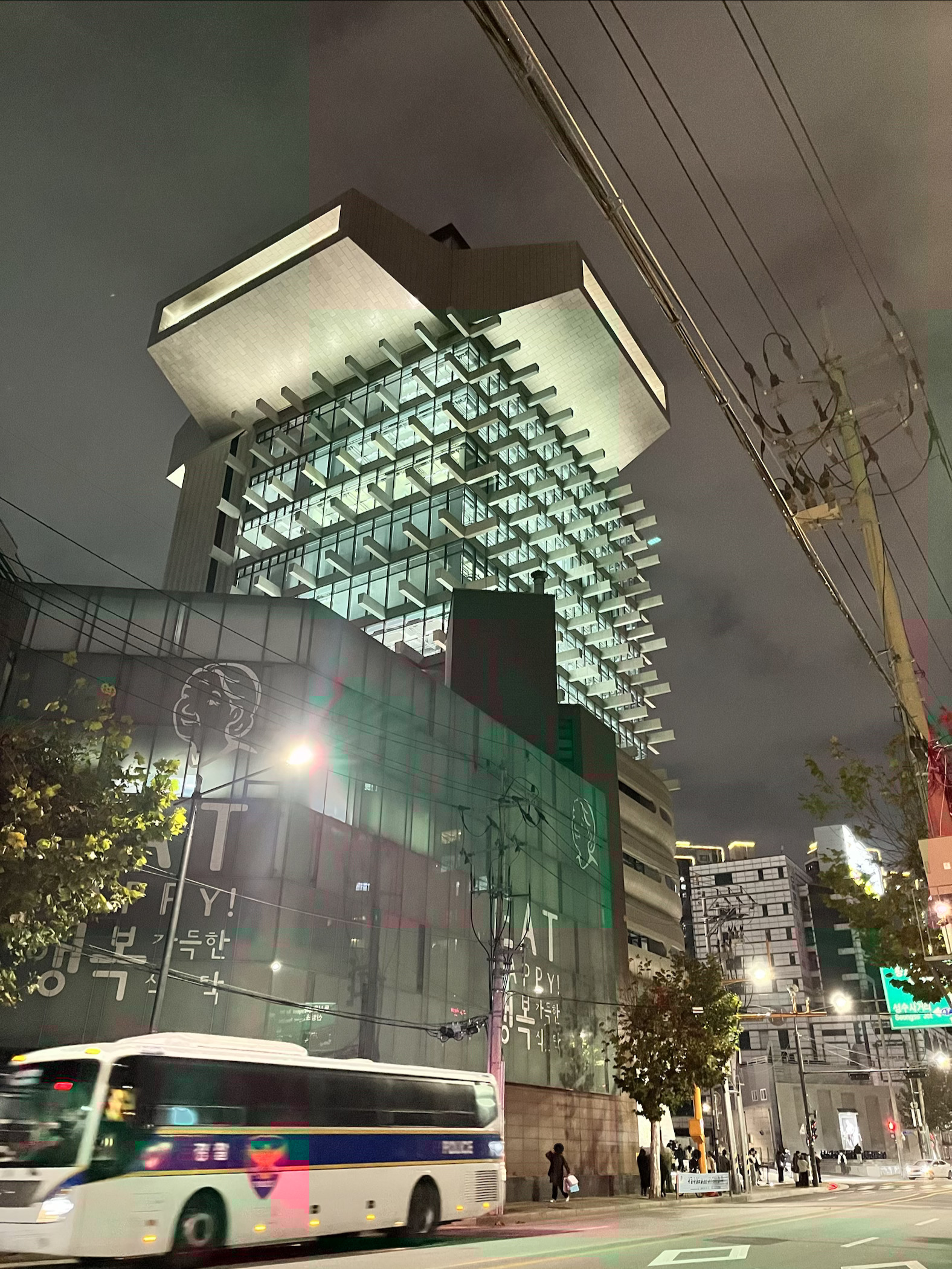 「HAUS NOWHERE SEOUL（ハウス ノーウェア ソウル）」少し遠くから見た外観