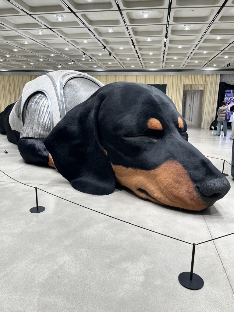 「HAUS NOWHERE SEOUL（ハウス ノーウェア ソウル）」入り口を入ってすぐ、正面からの巨大な犬の立体オブジェ（ダックスフント）