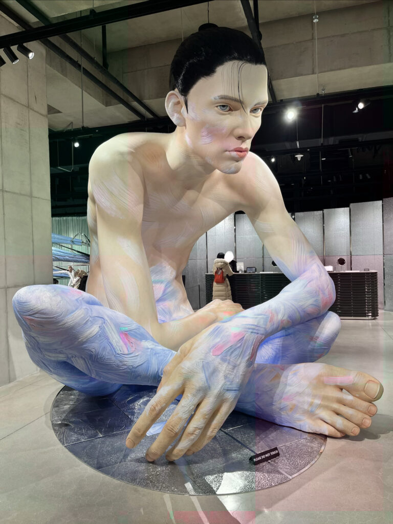 「HAUS NOWHERE SEOUL（ハウス ノーウェア ソウル）」2階のGentle Monster 巨大な人のオブジェ