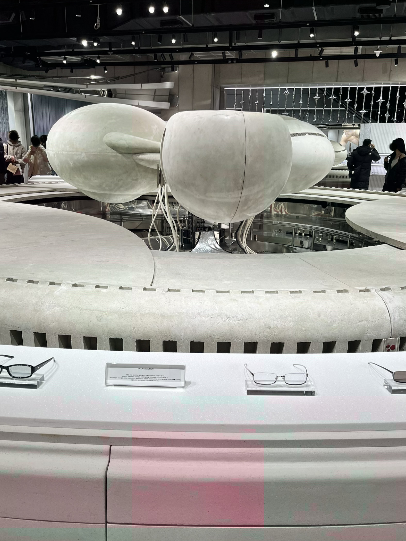 「HAUS NOWHERE SEOUL（ハウス ノーウェア ソウル）」2階のGentle Monster 動くオブジェとめがねの展示