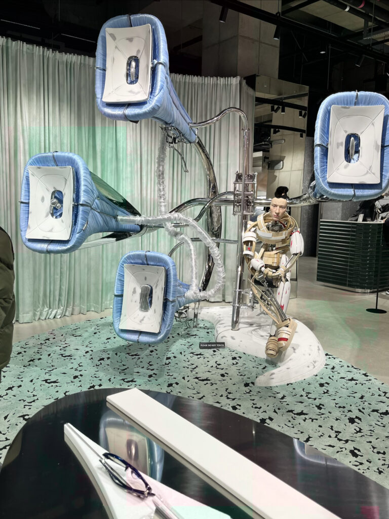 「HAUS NOWHERE SEOUL（ハウス ノーウェア ソウル）」2階のGentle Monster 人型ロボットのオブジェ