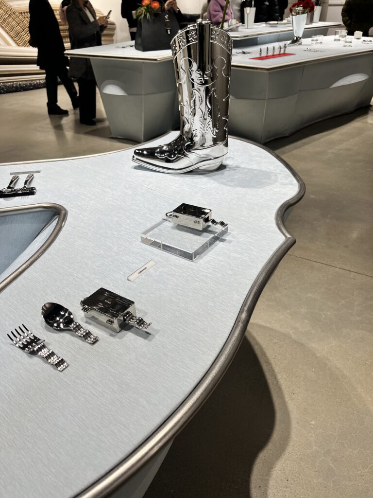 「HAUS NOWHERE SEOUL（ハウス ノーウェア ソウル）」3階NUFLAAT（ヌフラート）のフロアコーナー　スプーンとフォークとブーツ型の食器？展示