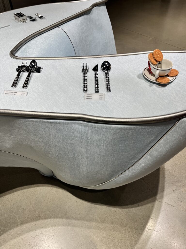 「HAUS NOWHERE SEOUL（ハウス ノーウェア ソウル）」3階NUFLAAT（ヌフラート）のフロアコーナーのカトラリーとティーカップ展示