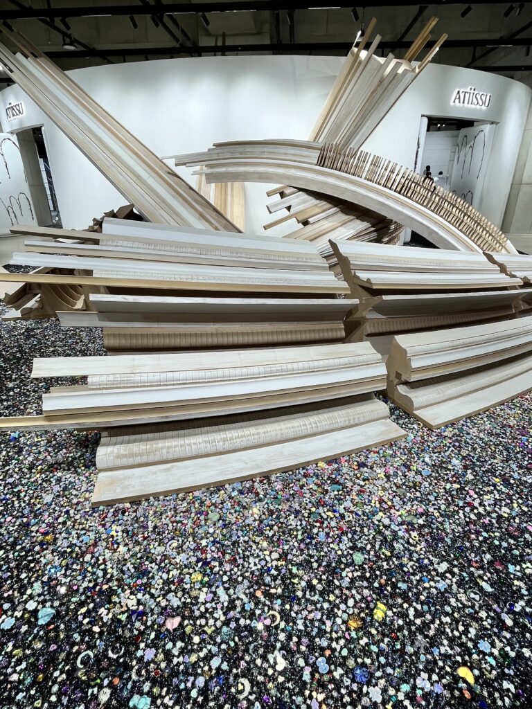 「HAUS NOWHERE SEOUL（ハウス ノーウェア ソウル）」3階ATiiSSU（アティッシュ）店頭前に置かれている斬新なオブジェ