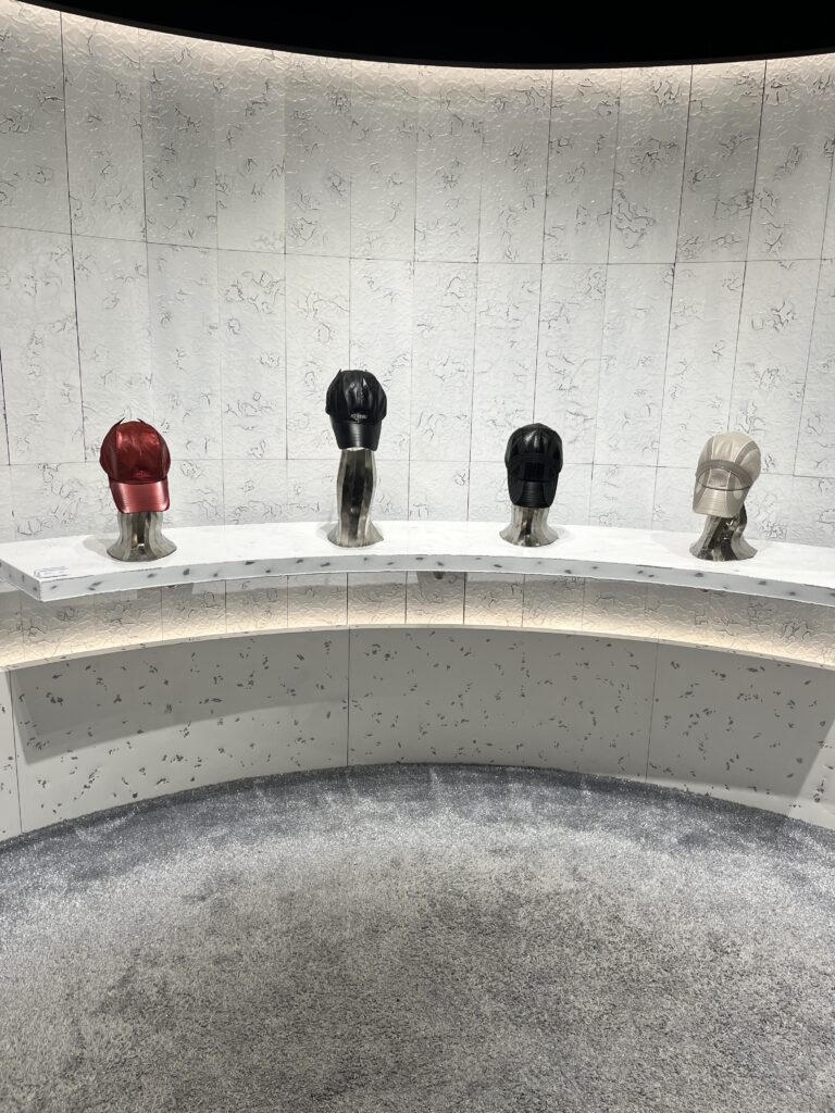 「HAUS NOWHERE SEOUL（ハウス ノーウェア ソウル）」3階ATiiSSU（アティッシュ）シンプルかつ個性的なキャップが展示