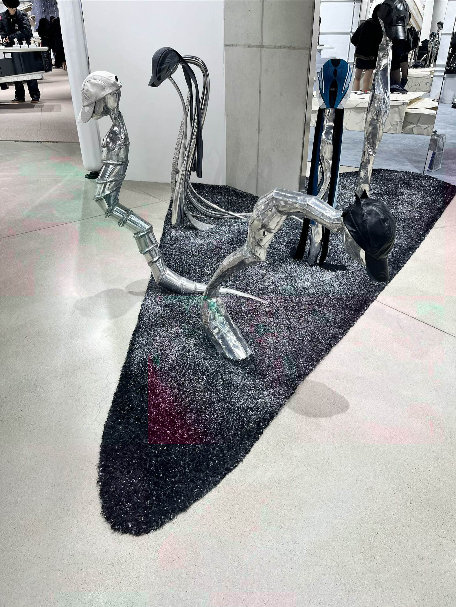 「HAUS NOWHERE SEOUL（ハウス ノーウェア ソウル）」3階ATiiSSU（アティッシュ）アートのようなキャップの展示