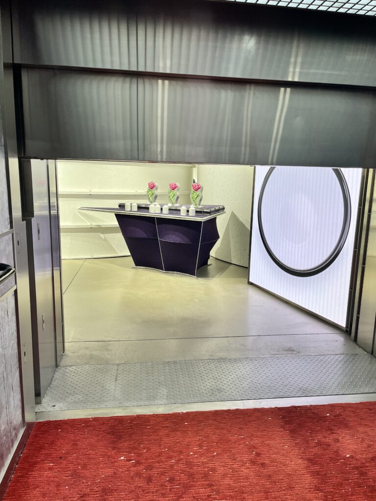 「HAUS NOWHERE SEOUL（ハウス ノーウェア ソウル）」5階NUDAKE（ヌデイク）に行くエレベーターが開いたところ