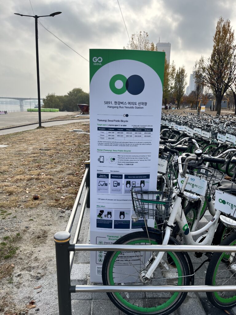 汝矣島漢江公園のレンタル自転車と借り方の説明看板