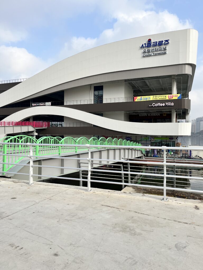 汝矣島漢江公園のコンビニ（CU)が入ってる漢江のクルーズターミナル