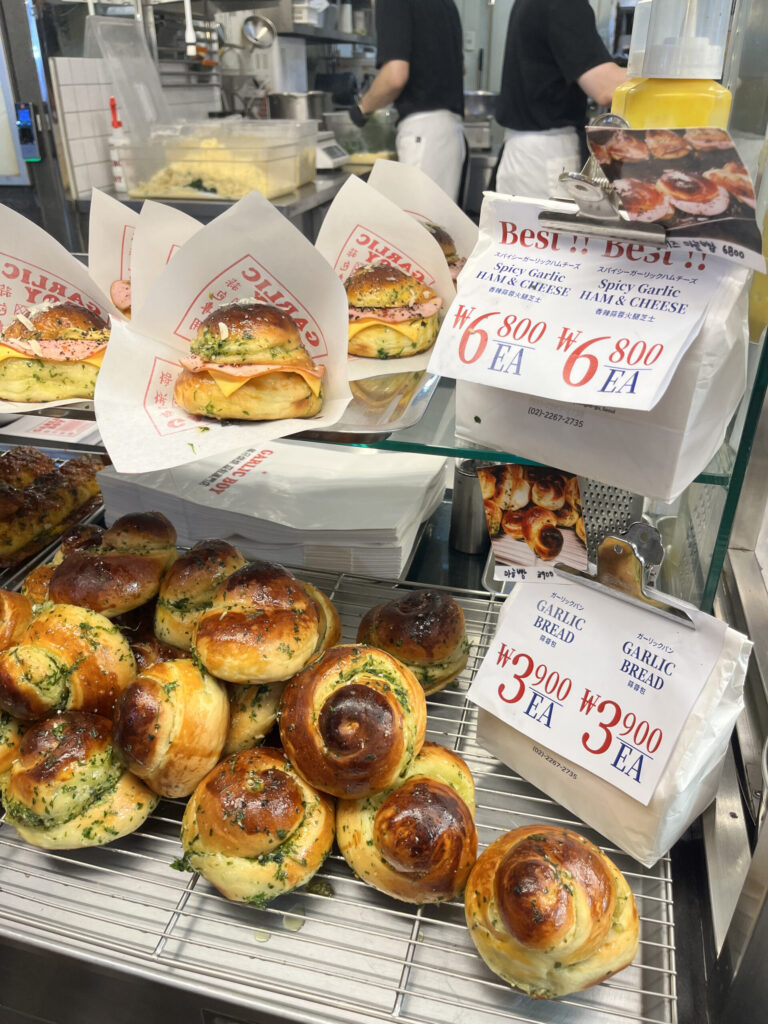 広蔵市場 ガーリックボーイ ガーリックパンとスパイシガーリックーハムチーズ