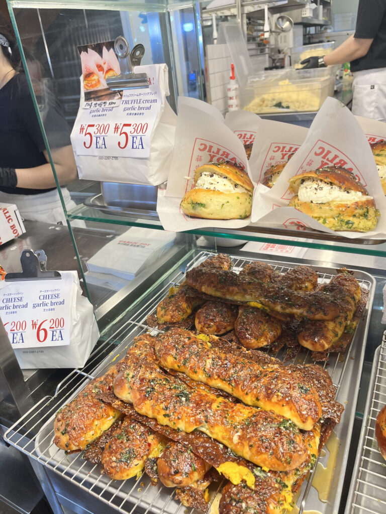 広蔵市場 ガーリックボーイ 人気のトリュフクリームガーリックブレッド