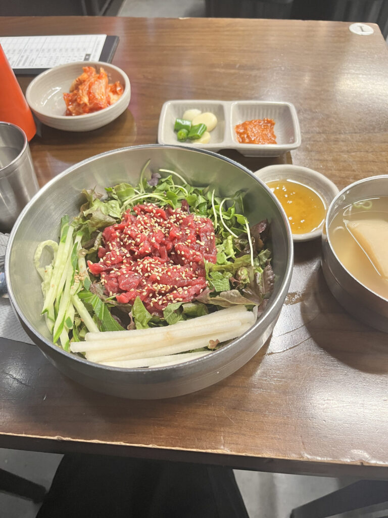 広蔵市場 プチョンユッケ別館のユッケビビンバ