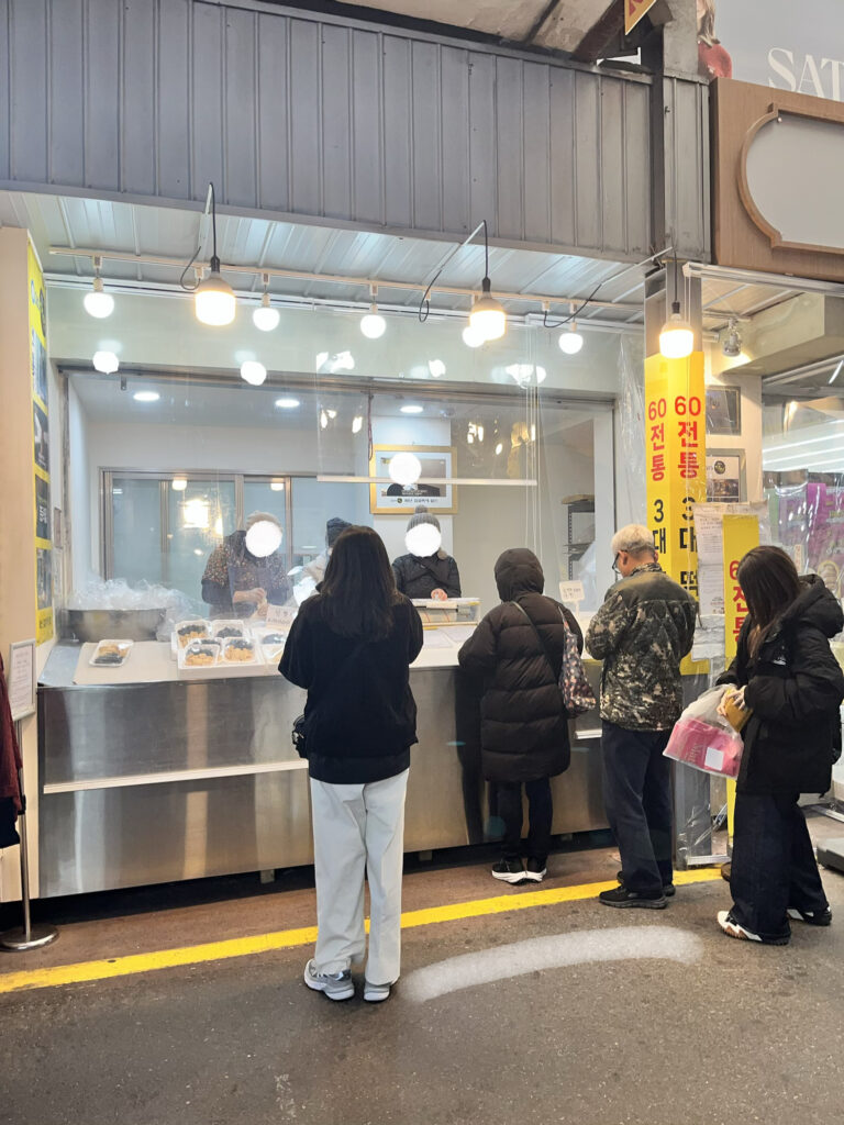 広蔵市場 60年伝統の餅屋の並んでいるところ