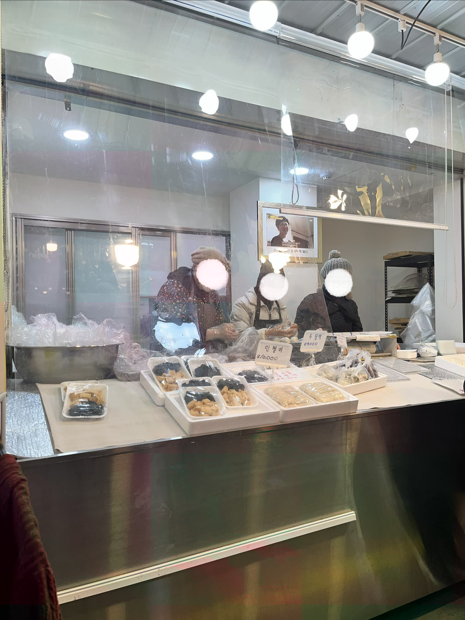 広蔵市場 60年伝統の餅屋の店員さんがあん餅を作っているところ