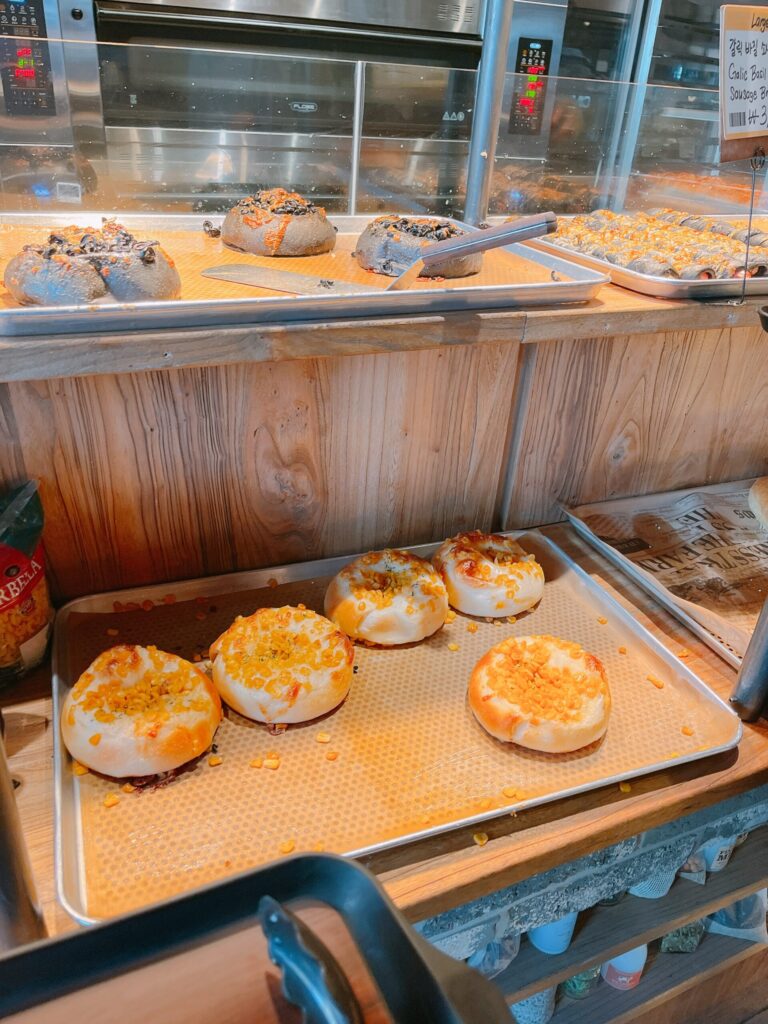 etf-bakery-anguk
お惣菜系のパンもあります