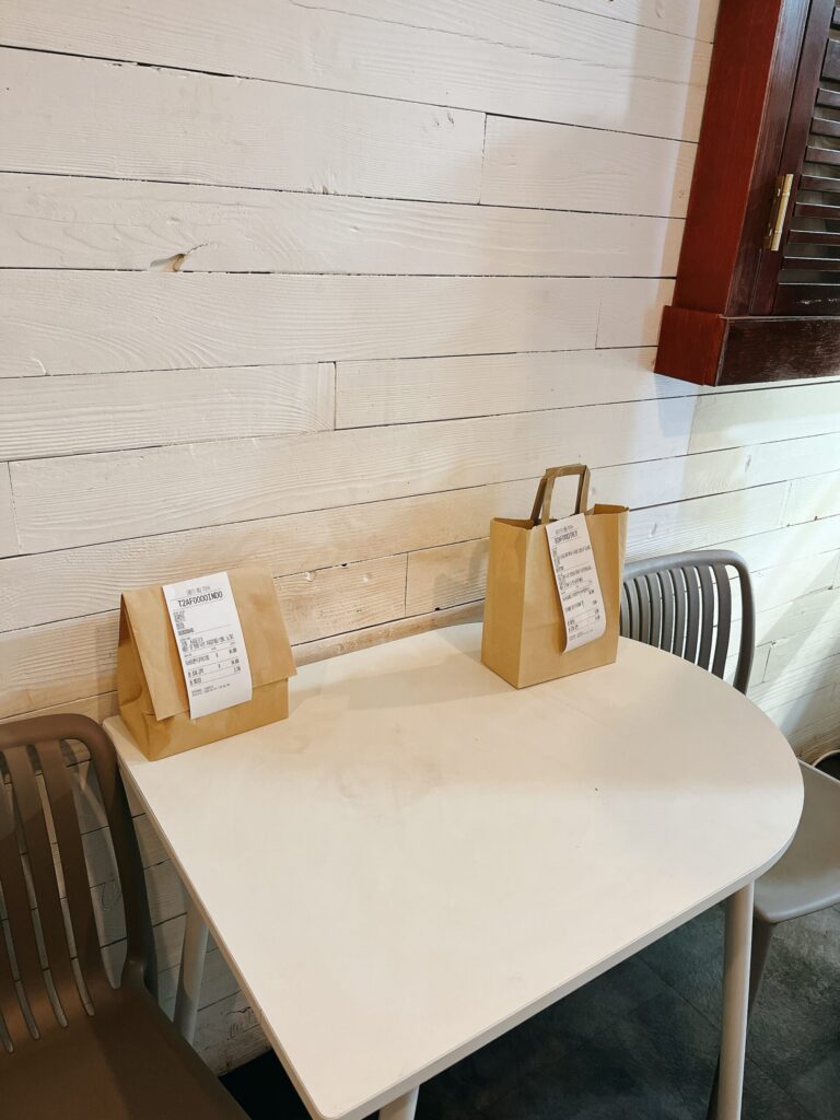 cafe fomo 店内のテーブル