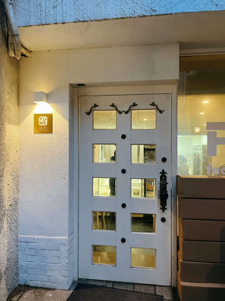 cafe fomo 入り口の正面