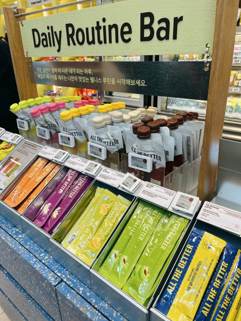 olive-better 1号店
お店の正面には、PB「All the Better」の商品がずらり！