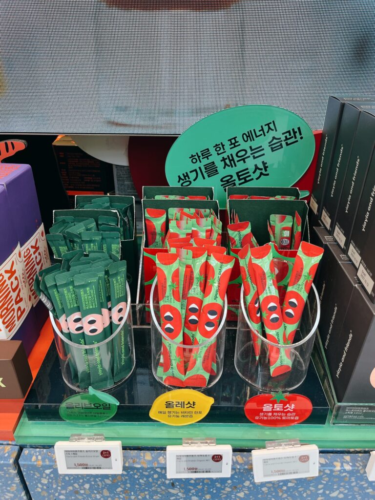 olive-better 1号店 トマトのあの子「yiayia and friends」が迎えてくれます🍅