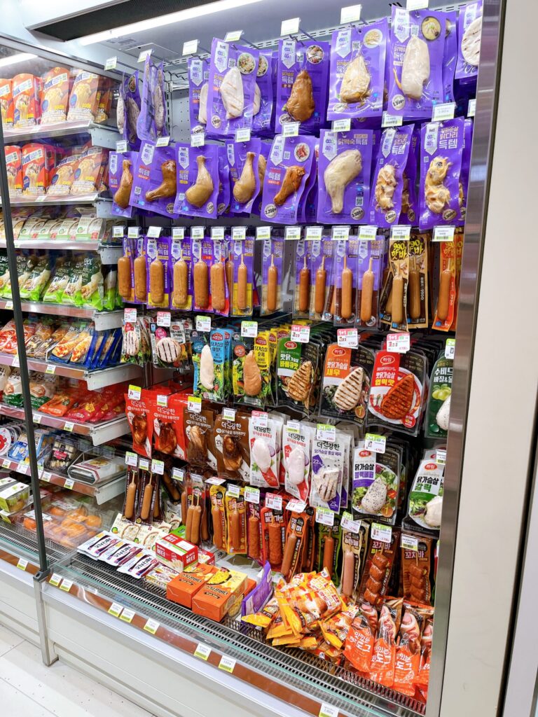 聖水（ソンス）に誕生したばかりのデザート特化型店舗「CUデザートパーク店」サラダチキンや低カロリー、糖質オフの商品が棚一面