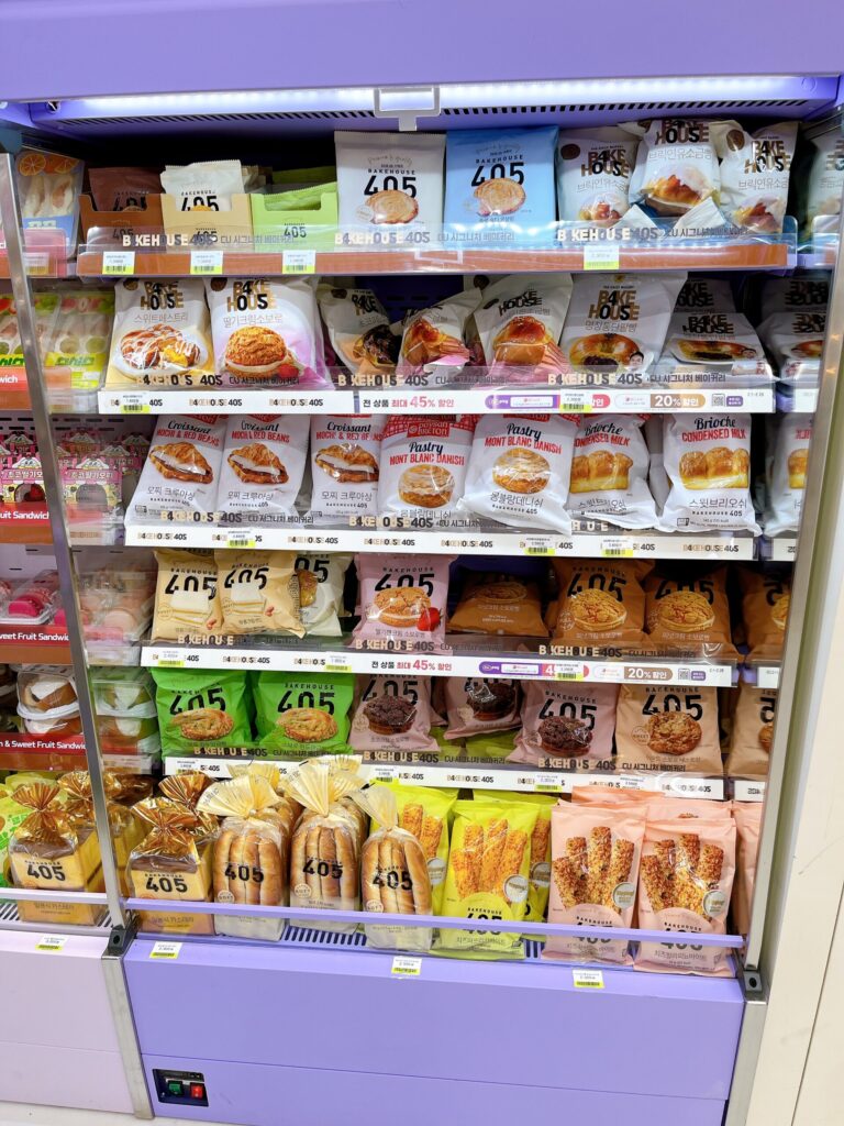 聖水（ソンス）に誕生したばかりのデザート特化型店舗「CUデザートパーク店」棚一面にプライベートブランドBakeHouse405のパン