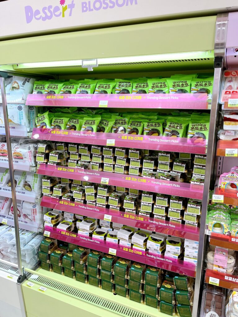 聖水（ソンス）に誕生したばかりのデザート特化型店舗「CUデザートパーク店」ドバイもちクッキーが棚一面