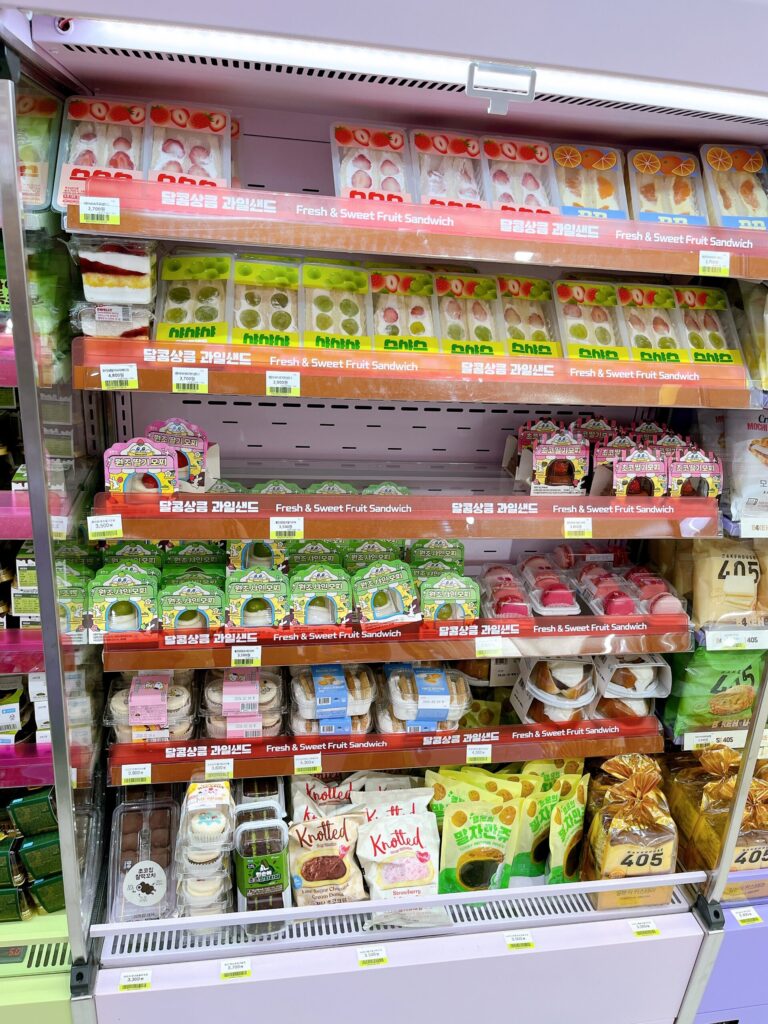 聖水（ソンス）に誕生したばかりのデザート特化型店舗「CUデザートパーク店」フルーツサンドイッチなどの棚