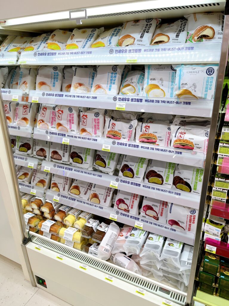 聖水（ソンス）に誕生したばかりのデザート特化型店舗「CUデザートパーク店」ヨンセ牛乳商品が一面の棚