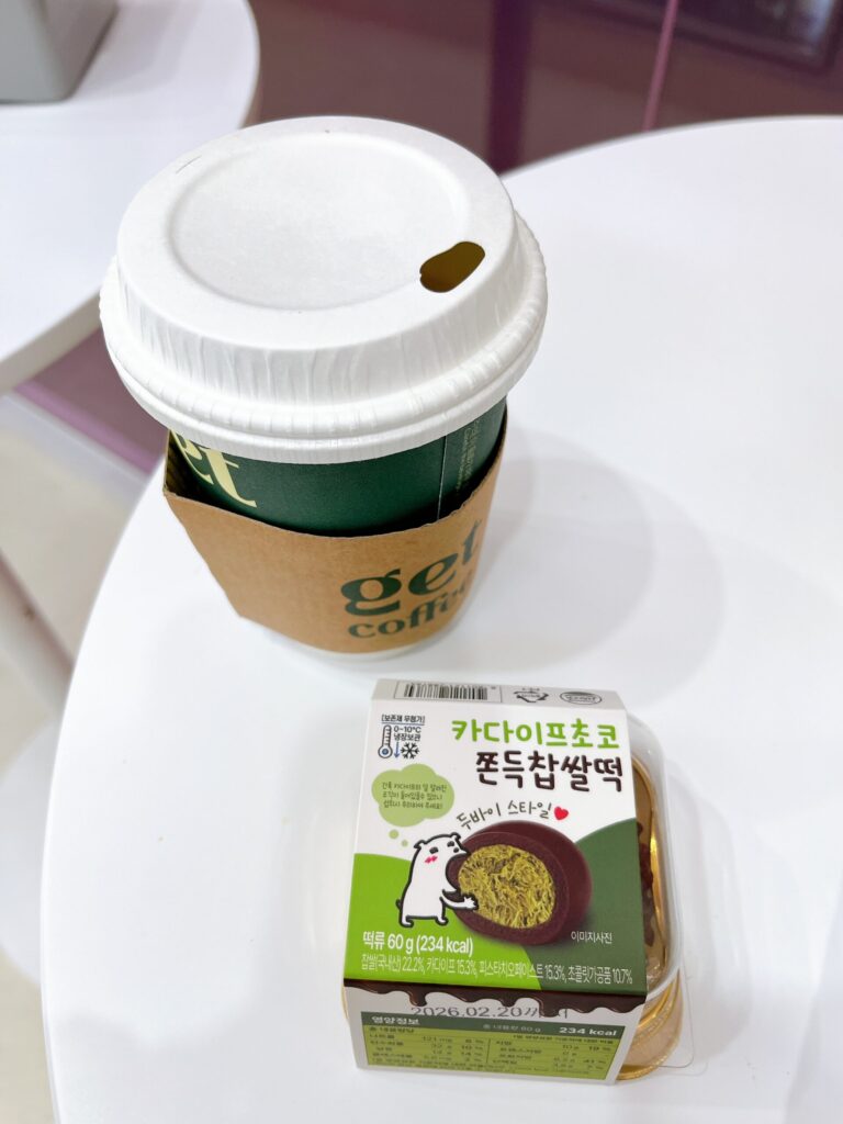 聖水（ソンス）に誕生したばかりのデザート特化型店舗「CUデザートパーク店」イートインコーナーでドバイもちクッキーとコーヒー