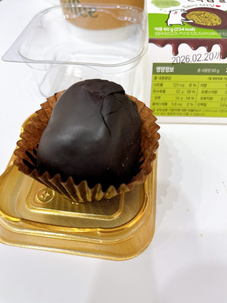 聖水（ソンス）「CUデザートパーク店」黒い塊のような「ドバイもちクッキー」