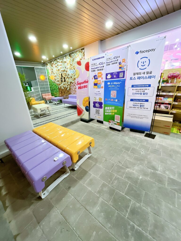 聖水（ソンス）に誕生したばかりのデザート特化型店舗「CUデザートパーク店」店舗外のチェアー