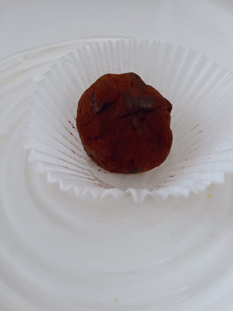 「安国（アングク）のETFベーカリー」「ドバイもちクッキー」をケースから出したところ