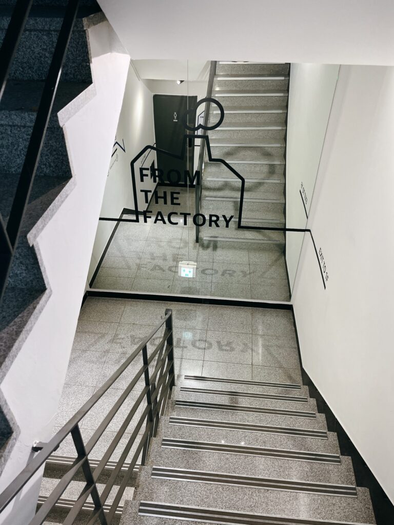 聖水 From The Factory 地下にあるお店に降りる階段