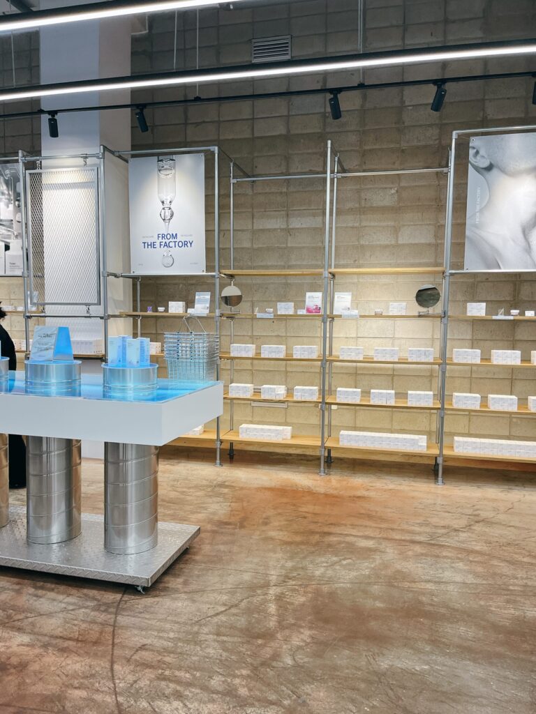 聖水 From The Factory
シンプルで無機質な店内の雰囲気