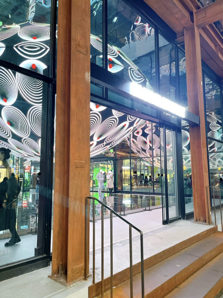 blue-elephant スペース聖水 外観から見た巨大メディアスフィア