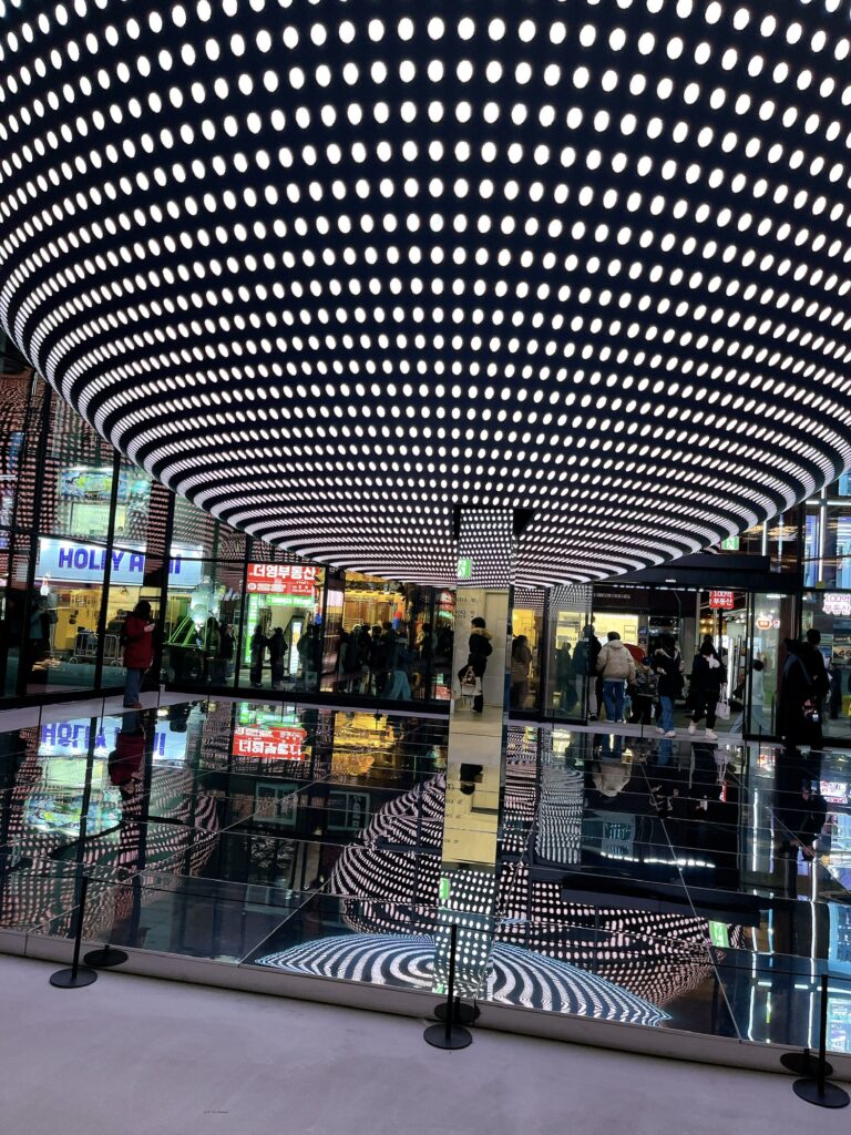 blue-elephant スペース聖水 店内から見た巨大メディアスフィア