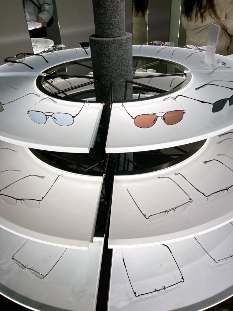 blue-elephant スペース聖水
めがねやサングラスが並べられている棚