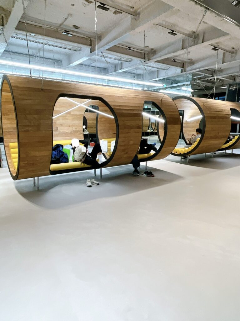 blue-elephant スペース聖水
樽のようなブースで靴を脱いでゆっくり休憩できる